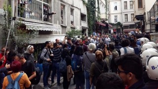 Cumartesi Anneleri'ne yine yasak geldi