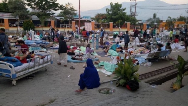 Endonezya'yı önce deprem sonra tsunami vurdu: 48 ölü