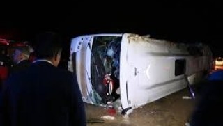 Diyarbakır'da yolcu otobüsü devrildi! Çok sayıda yaralı var