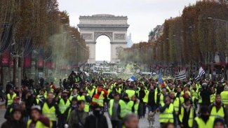 Macron'dan geri adım: Zam askıya alınacak!