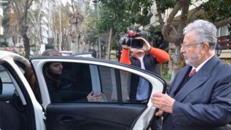Metin Akpınar ve Müjdat Gezen polis eşliğinde adliyeye götürüldüler