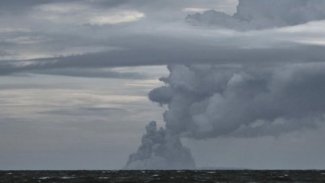 Endonezya'da yanardağın üçte ikisi sulara gömüldü