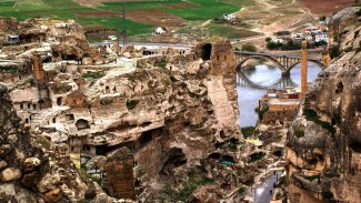 Hasankeyf'in tarihi kale duvarları betonla kaplanıyor