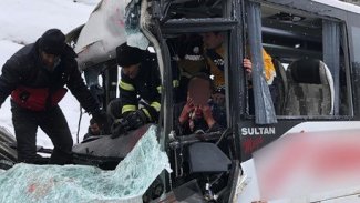 Kars'ta trafik kazası: 20 yaralı