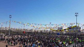 Diyarbakır’da halk Newroz alanına akıyor