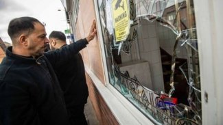 İngiltere'de 4 camiye balyozla saldırı