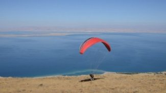 Van Gölü'ne düşen paraşütçü yaşamını yitirdi