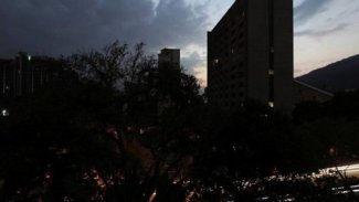 Venezuela yeniden karanlığa gömüldü!