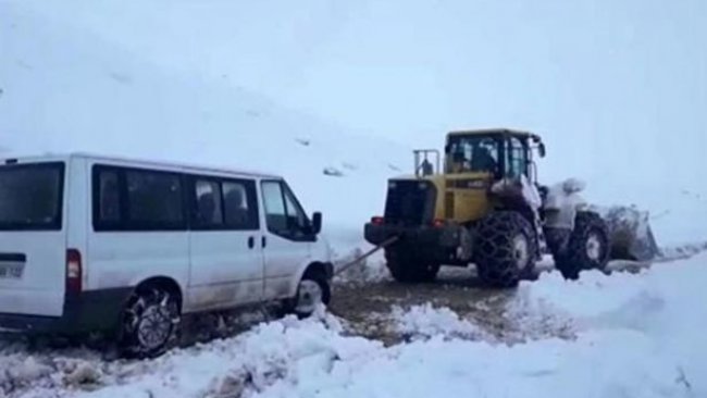 Siirt'te seçim görevlilerini taşıyan minibüs Karda mahsur kaldı