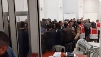 AK Parti ve MHP'liler Maltepe İlçe Seçim Kurulu'nda oy sayımını engelledi