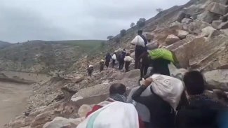 İran yardım yapmıyor... Kürt aktivistler Loristan’a yardımları sırtlarında taşıyor