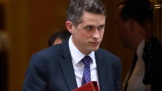 İngiliz Savunma Bakanı 'bilgi sızdırma' gerekçesiyle görevden alındı