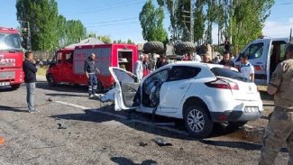 Van'da otomobille iş makinesi çarpıştı: 3 ölü, 6 yaralı