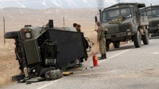 Hakkari'de askeri araç devrildi: 1 asker hayatını kaybetti
