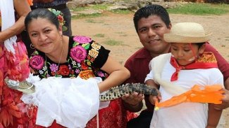 Belediye başkanı timsahla evlendi