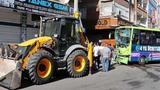 Diyarbakır'da korkunç kaza...İş makinesiyle halk otobüsü çarpıştı