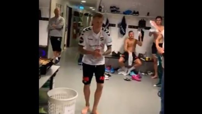 Norveçli futbolculardan Kürtçe şarkıyla galibiyet kutlaması