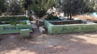 100'ün üzerinde mezarı tahrip ettiler...'Biz İslam Devletiyiz!' yazdılar
