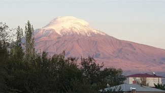 Ağrı Dağı'na mevsimin ilk karı yağdı 
