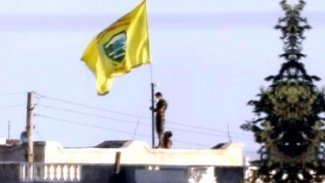 Rojava sınırına Girê Spî Askeri Meclisi bayrakları asıldı