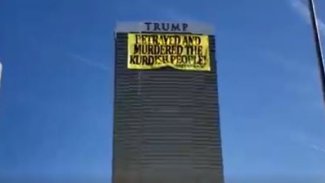 Trump'ın kulesine 'Trump, Kürt halkına ihanet etti' yazısı yansıtıldı