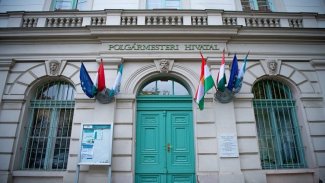 Budapeşte belediye binasına Kürdistan Bayrağı asıldı