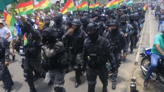 Bolivya’da hükümet karşıtı gösterilerde polisler de eylemcilerin safına geçti