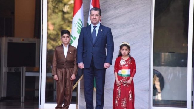Şehit Hucam'ın çocukları Kürdistan bayrağını göndere çekti