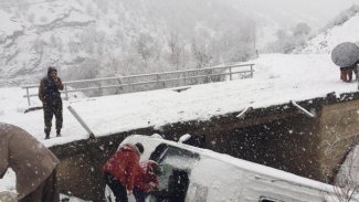 Beytüşşebap'ta yolcu minibüsü dereye uçtu: 4 yaralı