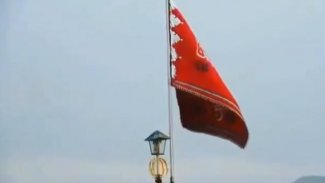 İran'da intikam bayrağı göndere çekildi