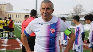71 yaşındaki futbolcu Kızıltepe’den Erzurum’a transfer oldu