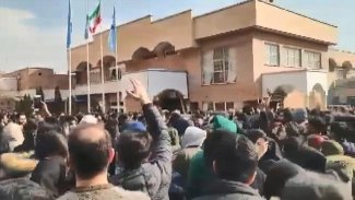 İran'da dikkat çeken görüntüler: Hamaney'in posteri yırtıldı