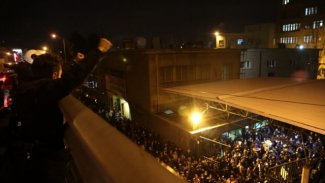 İran'da göstericiler, Ruhani istifa diyerek Süleymani'nin posterlerini yırttılar