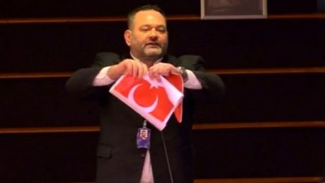 Yunan vekil Türk bayrağını yırttı, ilk tepki Çavuşoğlu'ndan geldi
