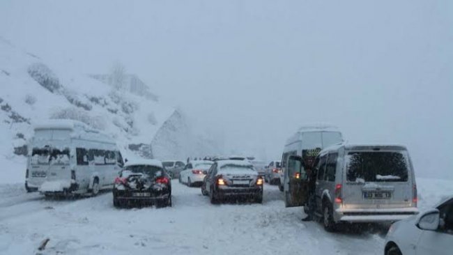 Bitlis'te 500 yerleşim yeri ulaşıma kapandı