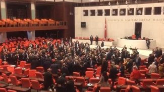 TBMM'de AK Parti ve CHP vekilleri arasında kavga