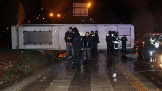 Antep'te otobüs iki otomobile çarparak devrildi: 20 yaralı