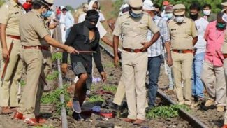 Raylarda uyuyakalan işçilerin üstünden yük treni geçti: 16 ölü