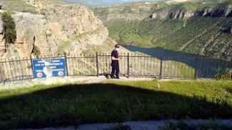 Fotoğraf çektirmek istediği tepeden düşüp hayatını kaybetti