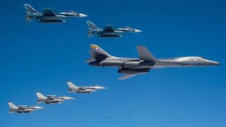 Rus savaş uçakları ABD bombardıman uçağının önünü kesti