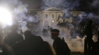 Beyaz Saray'ın önünde çatışma