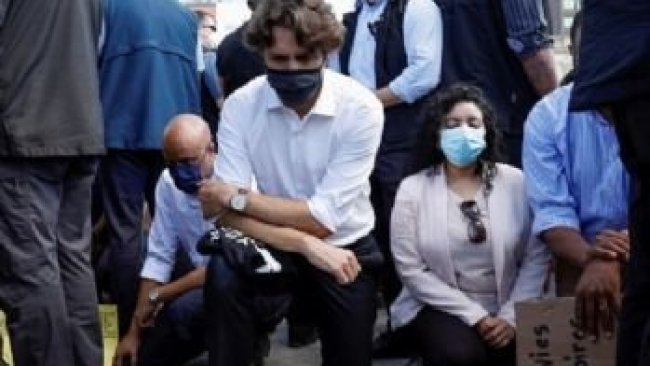 Trudeau, George Floyd'un ölümünü diz çökerek protesto etti