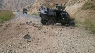 Hakkari’de askeri aracın geçişi sırasında patlama
