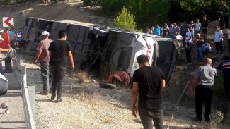 Askerleri taşıyan araç şarampole yuvarlandı: Ölü ve yaralılar var