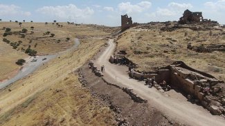 Zerzevan Kalesi'nin 1800 yıllık girişi bulundu