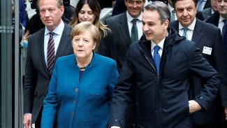 Merkel : &quot;AB ülkeleri olarak Yunanistan'a destek olmalıyız&quot;