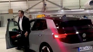 Musk, Volkswagen'in ilk elektrikli otomobilini test ederek not verdi