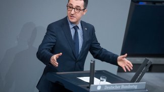 Cem Özdemir’den Alman Hükümetine: Neden Kürtçe yok?