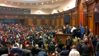 Ermenistan'da halk Dağlık Karabağ anlaşmasının ardından parlamento binasını bastı