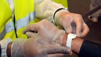 Koronavirüs hastalarına elektronik bileklik takılacak